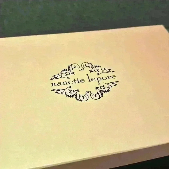 Nanette Lepore Scalloped Open Toe Gray Patent Leather Pump Women’s Size 6.5 - Picture 13 of 14